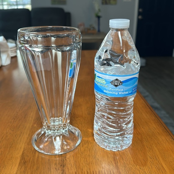 Libby Crisa large sundae or milkshake glass. 3 1/2”x7 1/4”. Vintage. Heavy duty - Picture 4 of 4